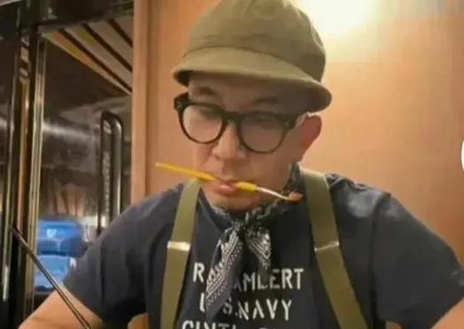 钱在哪爱在哪！汪小菲砸钱宠大S成过去，光头吸血摆拍太假！汪小菲真爱定律：肯花钱