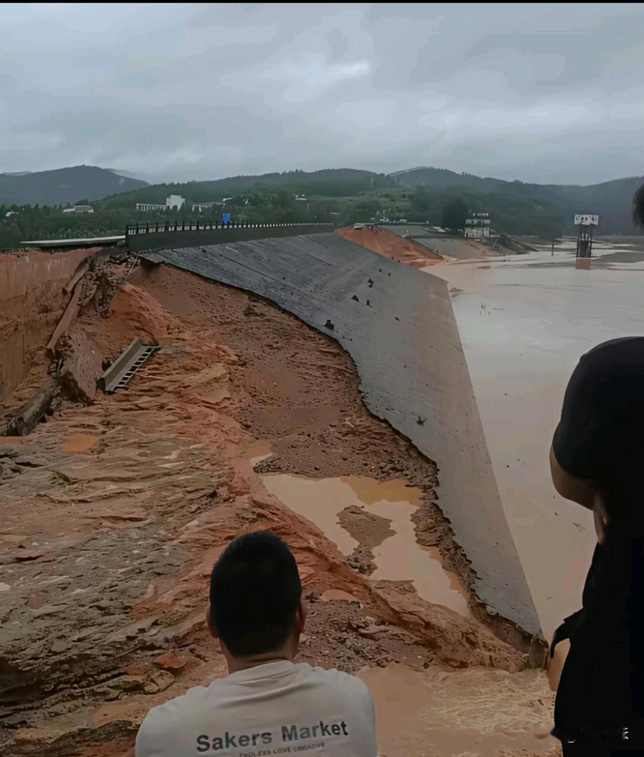这水坝还是厉害，扛住了这么大的水