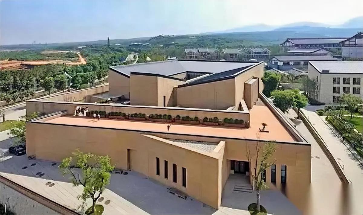 八千万建的馆说关就关了剩下的大“凹”造型，比打脸还疼。西安临潼这个贾