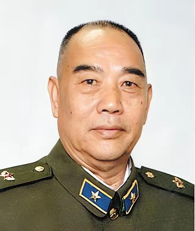 1958年的一天，彭老总正在兰州军区食堂和大家一起吃饭，忽然目光落在了隔壁桌一位