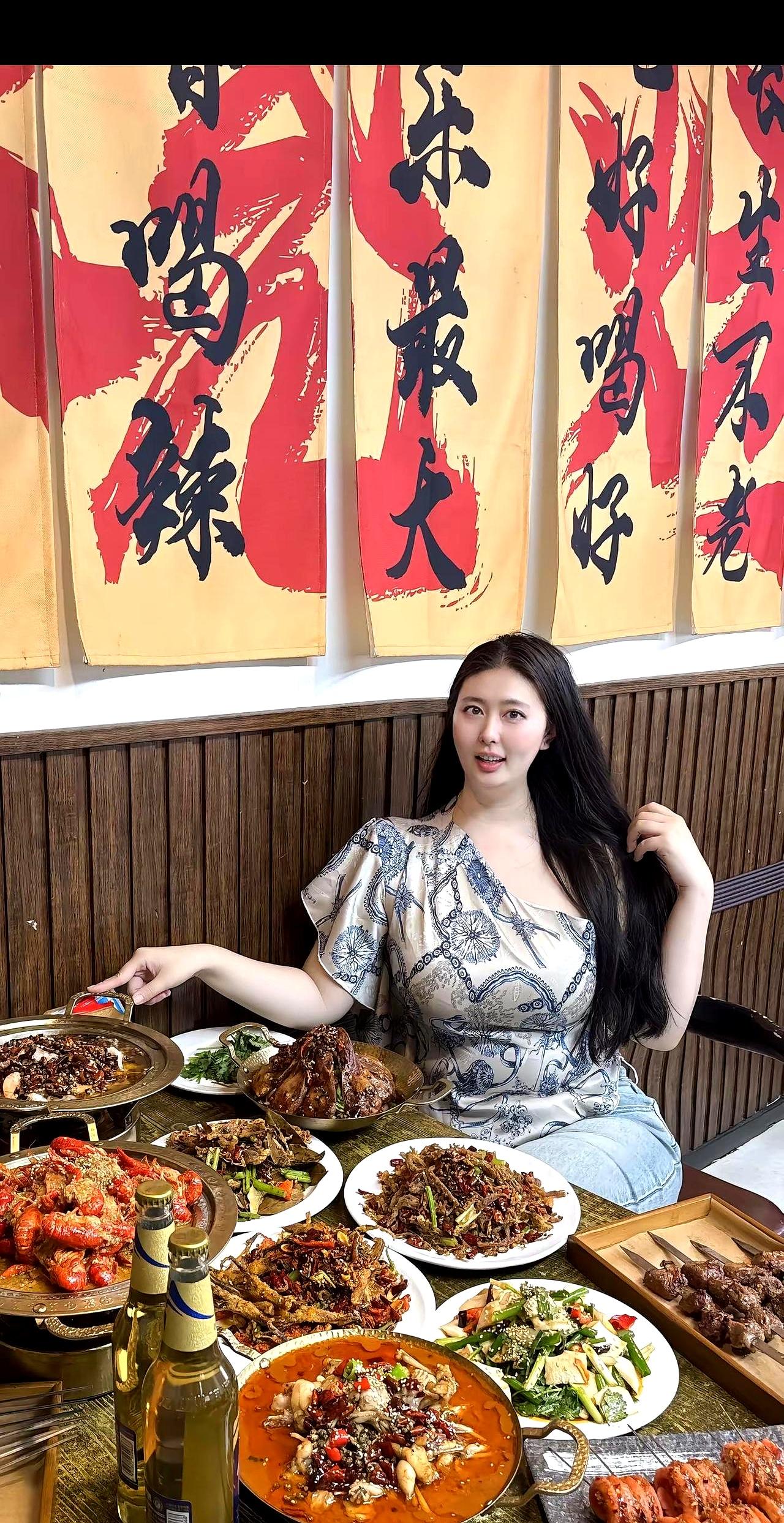 夜风一吹，铁板“滋啦”响起，蒜蓉、花椒、啤酒在塑料桌上打擂台。参会散场时，西装