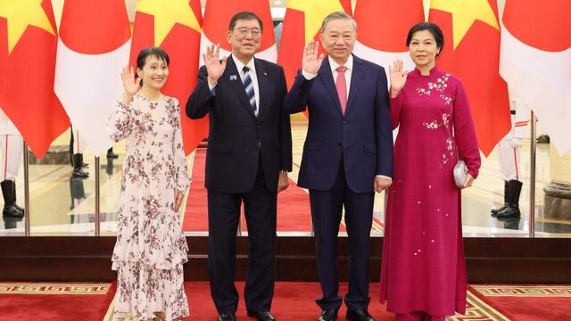 68岁第一夫人穿二十代少女连衣裙进行国事访问真的合适吗?