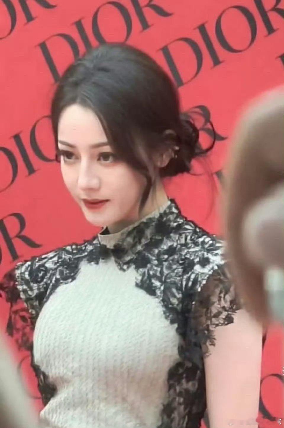 迪丽热巴现实中这么吓人的啊！？！！一直觉得她很漂亮是个浓颜系美女没想到现实生图