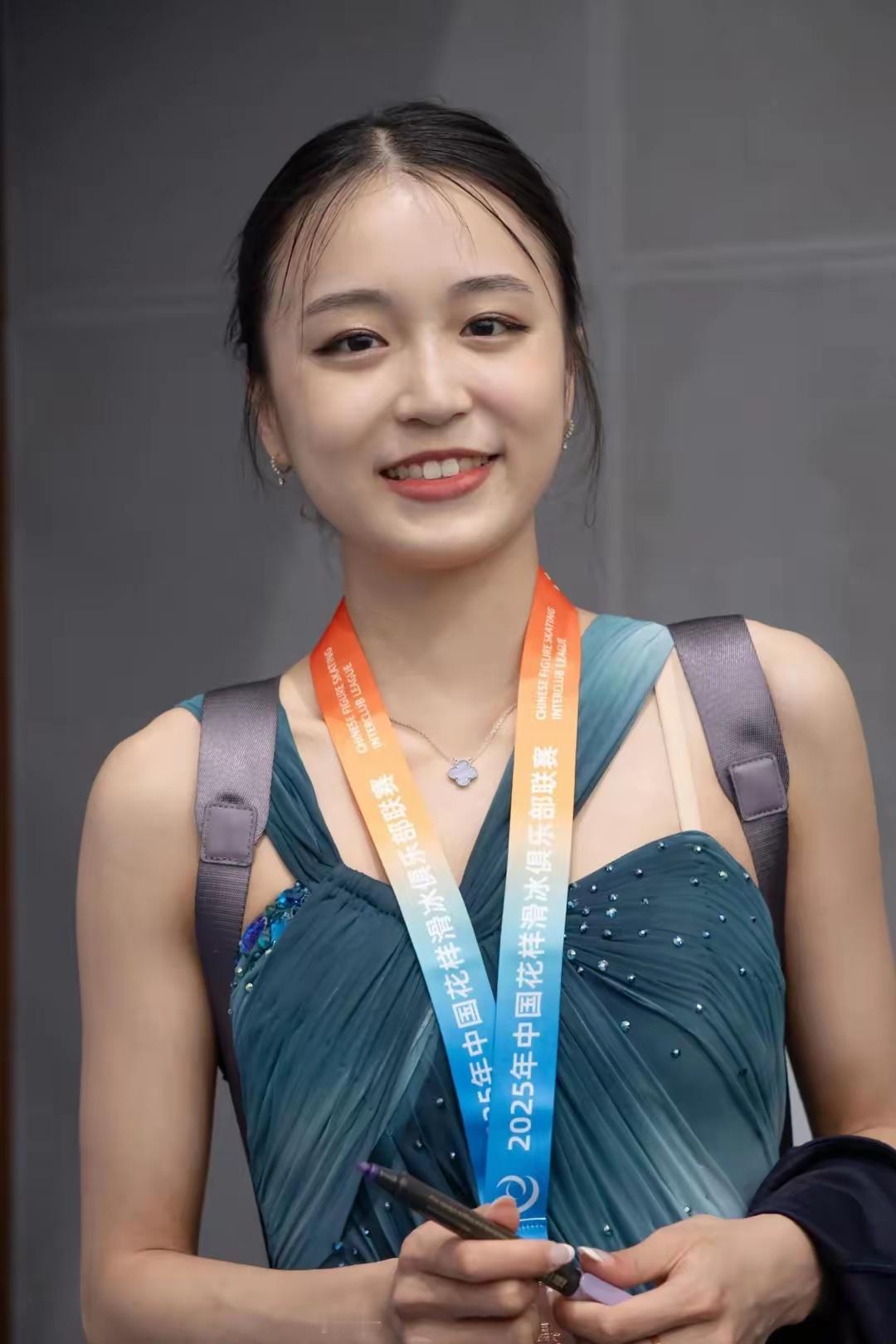 花滑运动员朱易赛后美图，这颜值太抗打了​​​