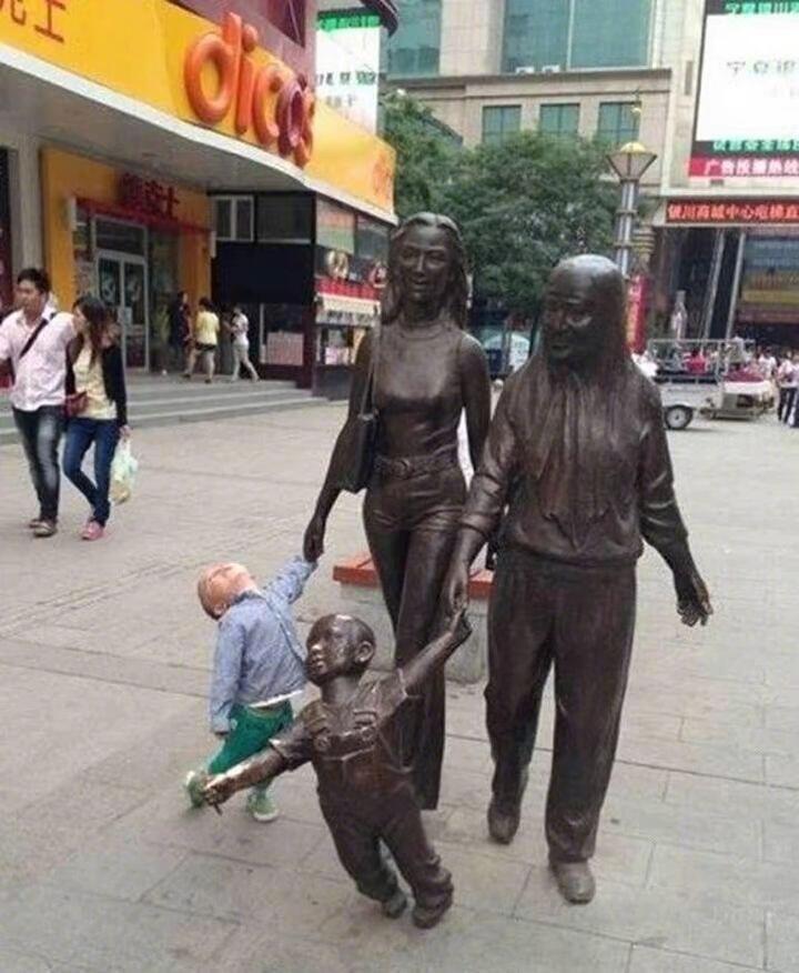 外出游玩跟雕像的各种奇葩互动方式​​​