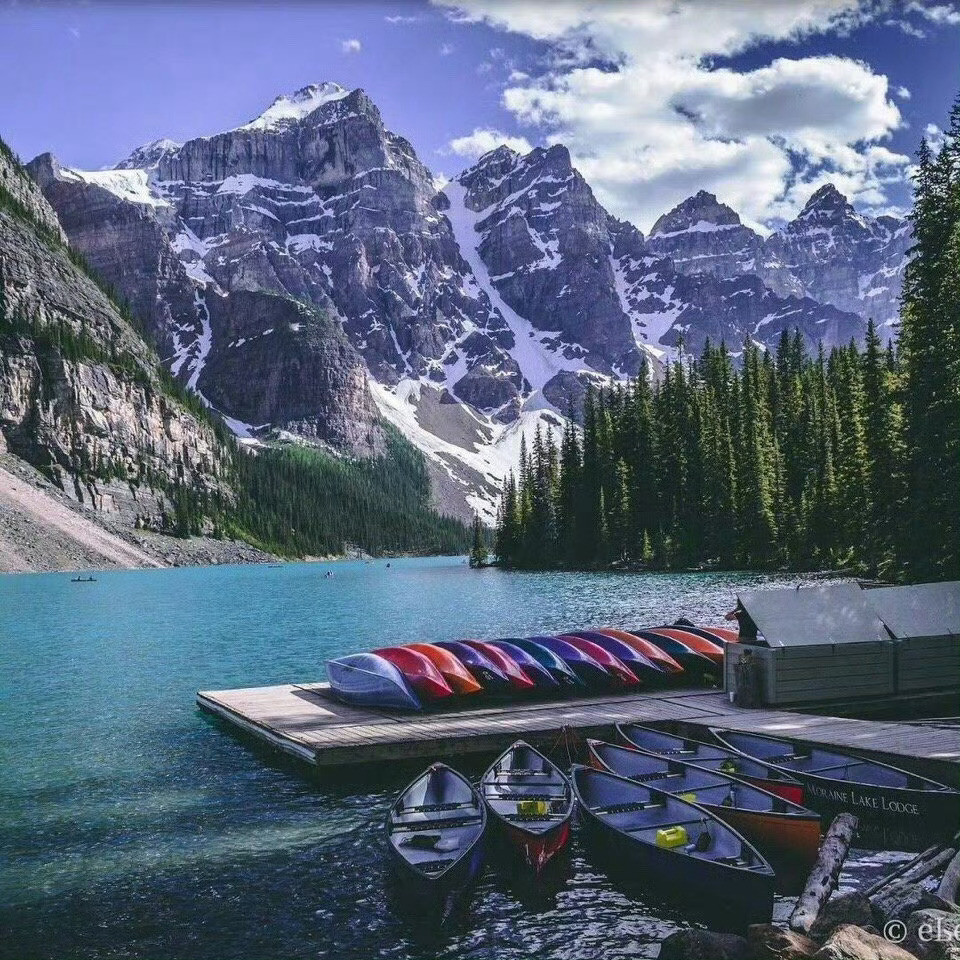 加拿大·梦莲湖，湖面呈宝石蓝色，晶莹剔透，像是一颗璀璨的明珠，如诗如画，仿若天堂