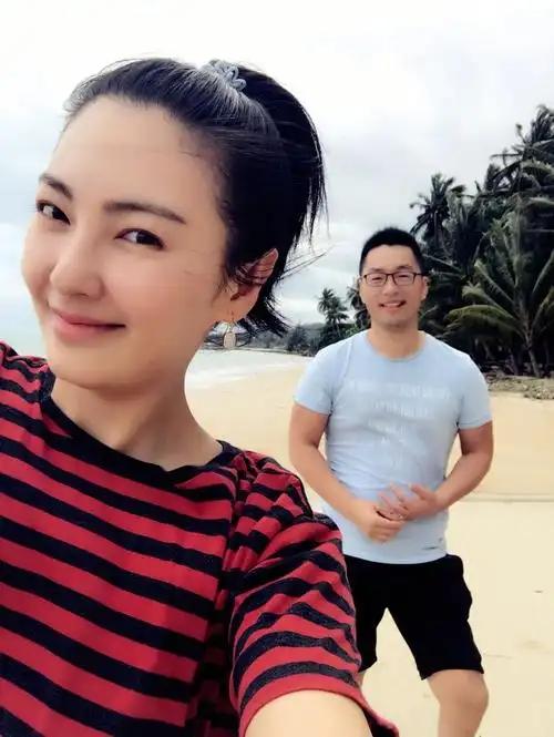 2016年，张雨绮和相识70天的富商袁巴元闪婚，不久后就火速生下了一对龙凤胎，没