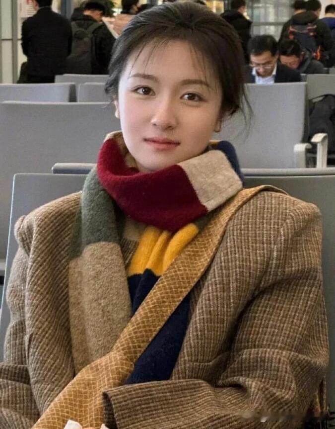 这位北京女孩，她的身材纤细高挑，是娱乐圈里拥有最美眼睛都一个演员，其实本人比照片