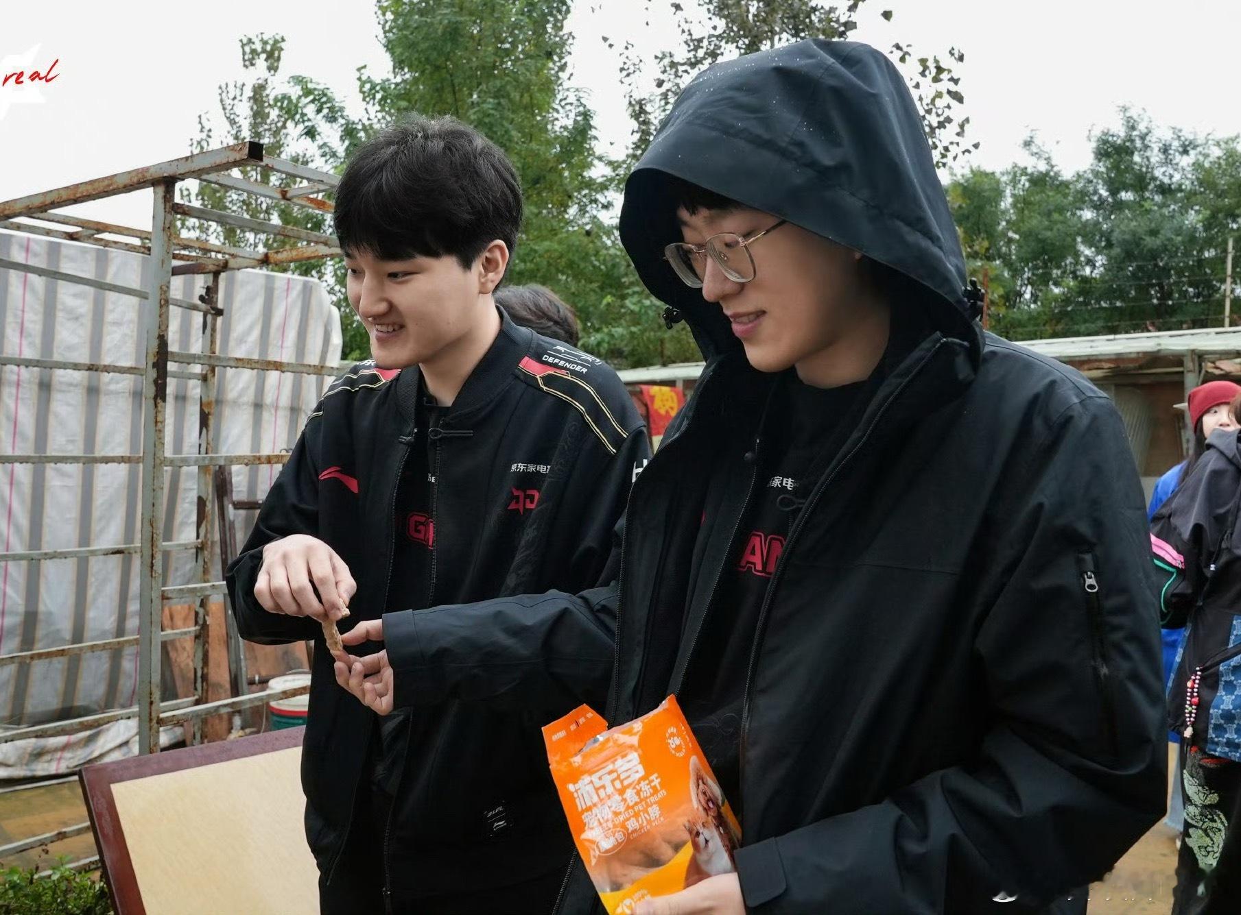 全网都在等Uzi的决定聊点别的吧，EDG应该今天就能确定用不用Leave了，Sc