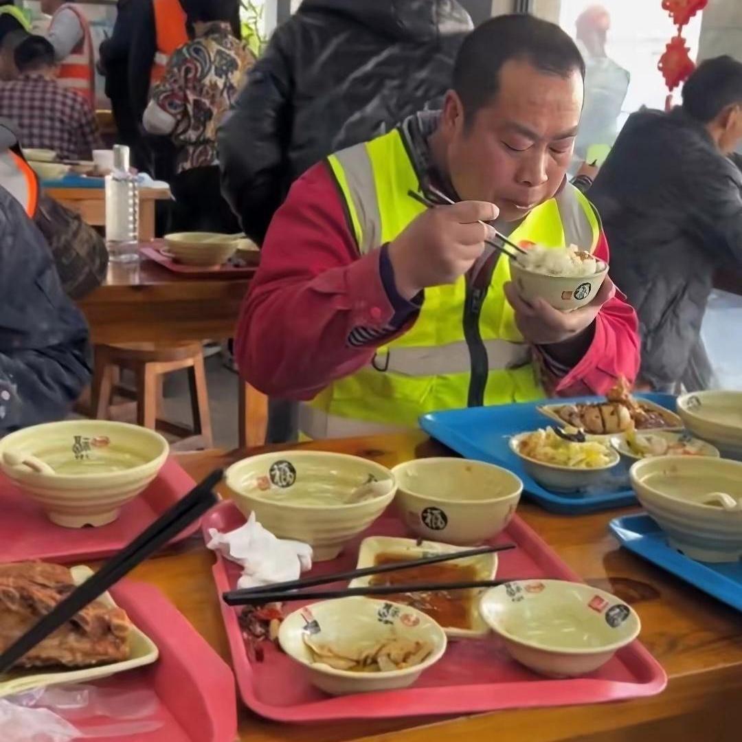大学食堂一幕，看完心里五味杂陈大学食堂午饭时段，一位农民工想请学生帮忙代打