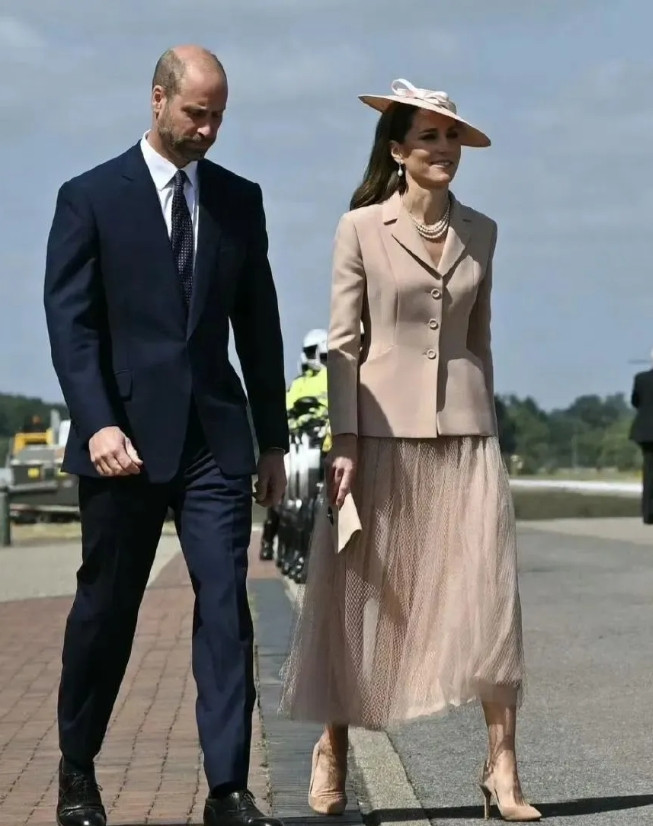马克龙夫妇访问英国，威廉王子和凯特王妃代表查尔斯迎接贵宾！凯特王妃穿了一身迪奥