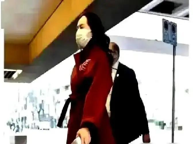 姚安娜卖专辑，孟晚舟一句话让全网破防亲姐现身发布会，说买一张不亏，现场直接