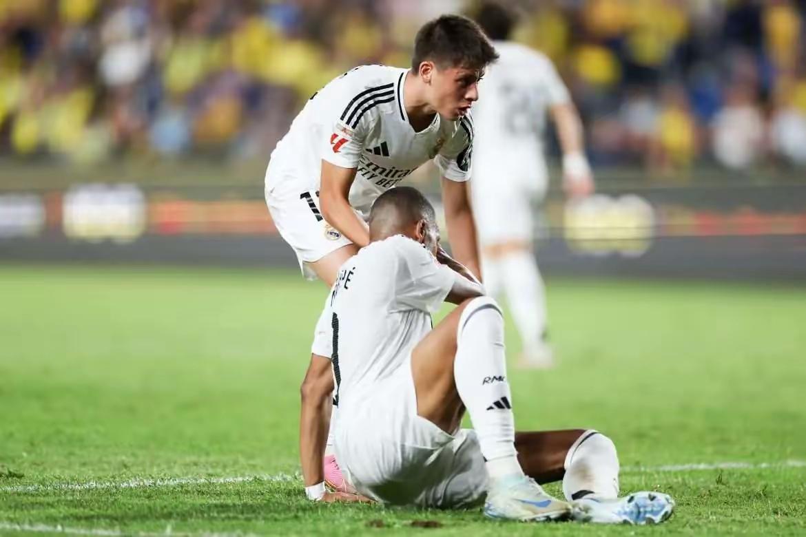 皇马应该趁维尼休斯还值点钱，赶紧卖了，要么补强中锋，姆总回左路，罗戈踢右路；要么