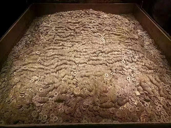 南昌海昏侯刘贺墓出土了大概200万枚五铢钱，差不多10吨重。这货活着的时