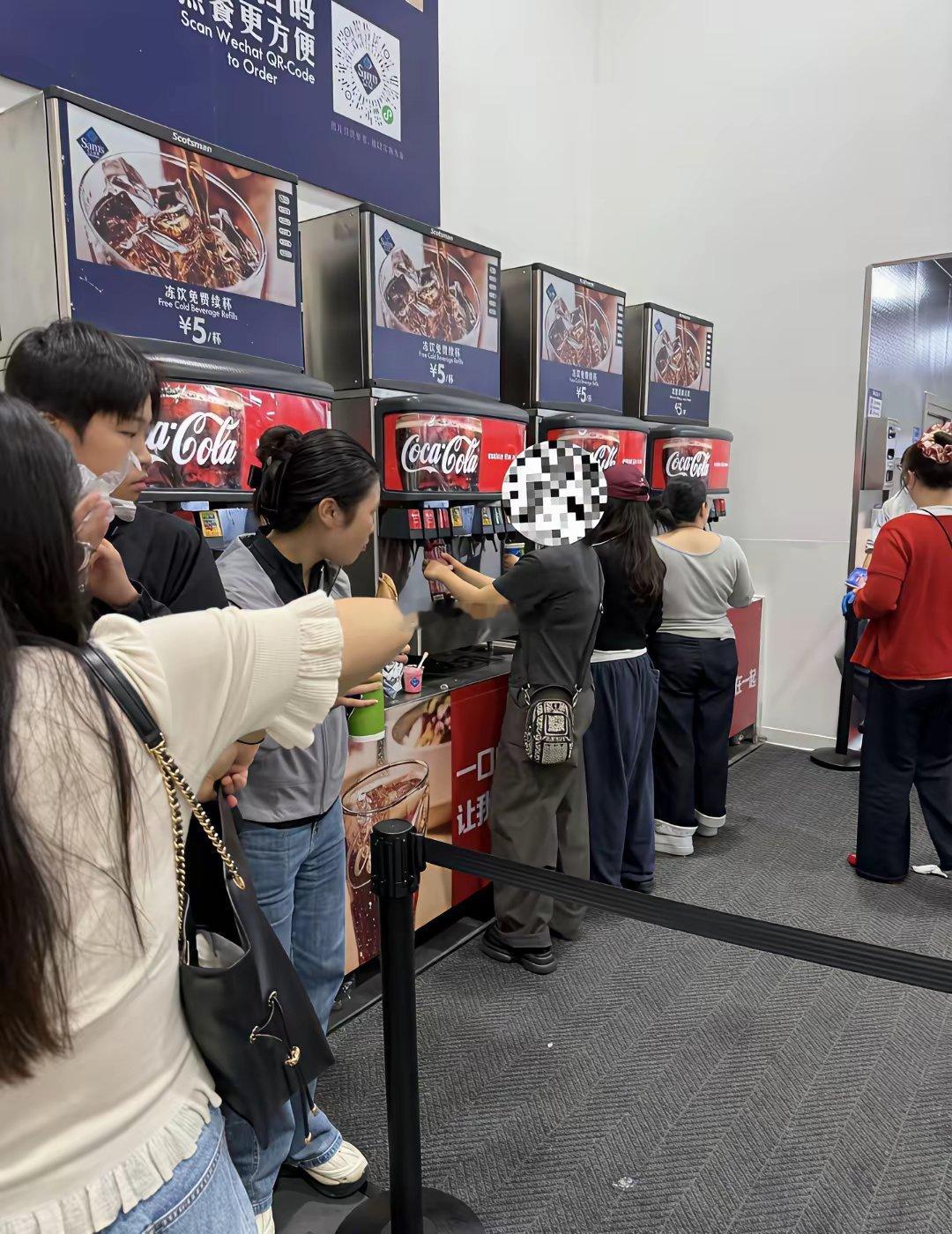 合肥山姆遇到没素质的大妈没买饮料用自己不同的杯子打了几次​​​
