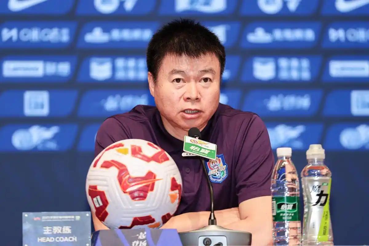 于根伟赛后直接开喷，说最后被保级队绝平不是运气差，就是自家后防低级失误作死。他也