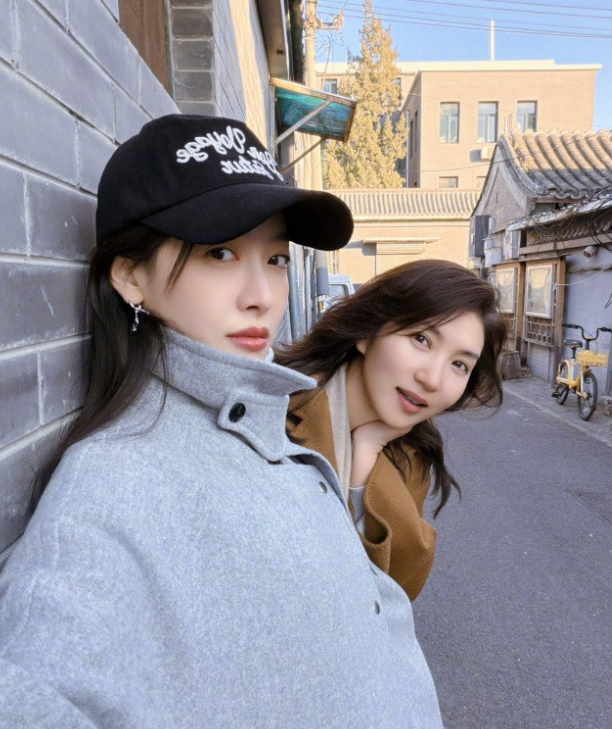 好姐妹不赴情人的约只赴知己的局。胡同里的晚风，镜头里的笑脸，双倍美貌营业中！这