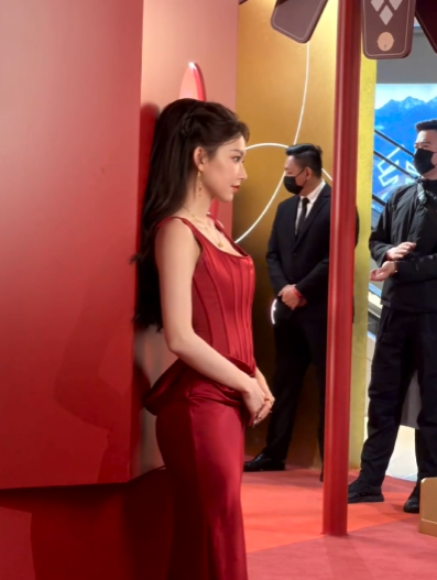 程潇深圳品牌活动红裙直拍杀疯了！明艳富贵花美到失语