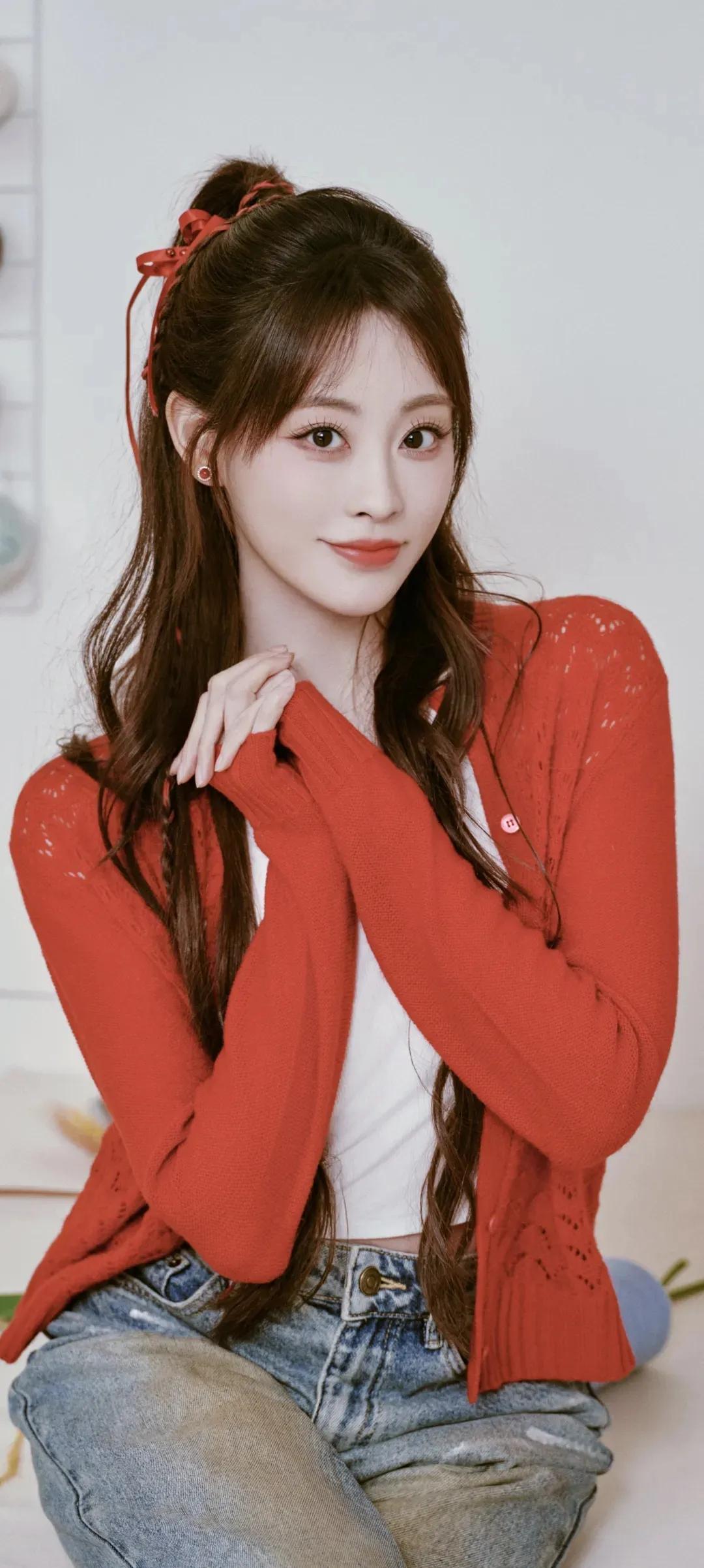 美女壁纸～祝绪丹，红是春日的元气密码🍅针织开衫裹着温柔，红丝带扎起高马尾，连