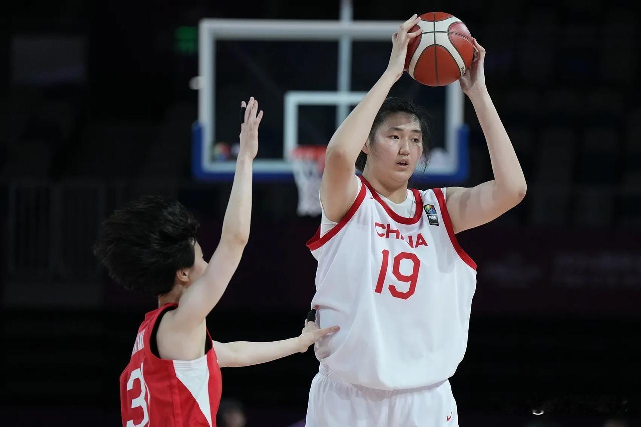 张子宇在昨晚中国女篮对阵日本女篮的热身赛中表现出色，仅用14分钟便得到18分10