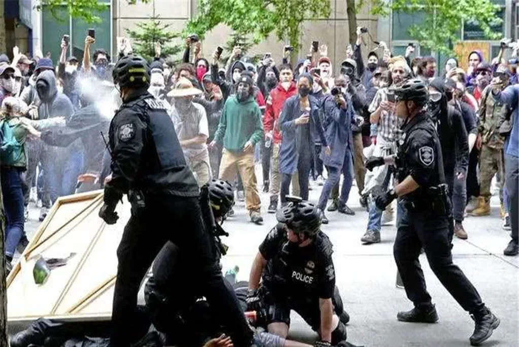 特朗普对某些非法移民不抓了什么？！特朗普竟然对非法移民“
