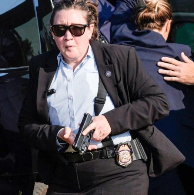 美国特勤局这名女保镖再次火出圈，她第一次出圈是在特朗普遭枪击暗杀那次，手枪