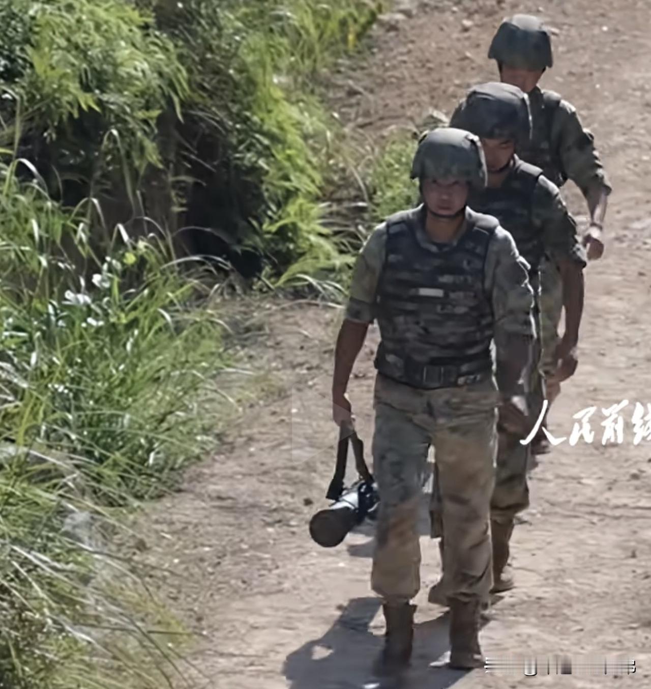 东部战区陆军某合成旅，组织步兵班战士人人学会使用囯产DZG141型是93毫米单兵