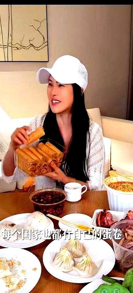 “不管身材了！”56岁的伊能静穿着碎花裙，在南京街头吃着盐水鸭和鸭血粉丝，被路人拍下了生图。她平时为