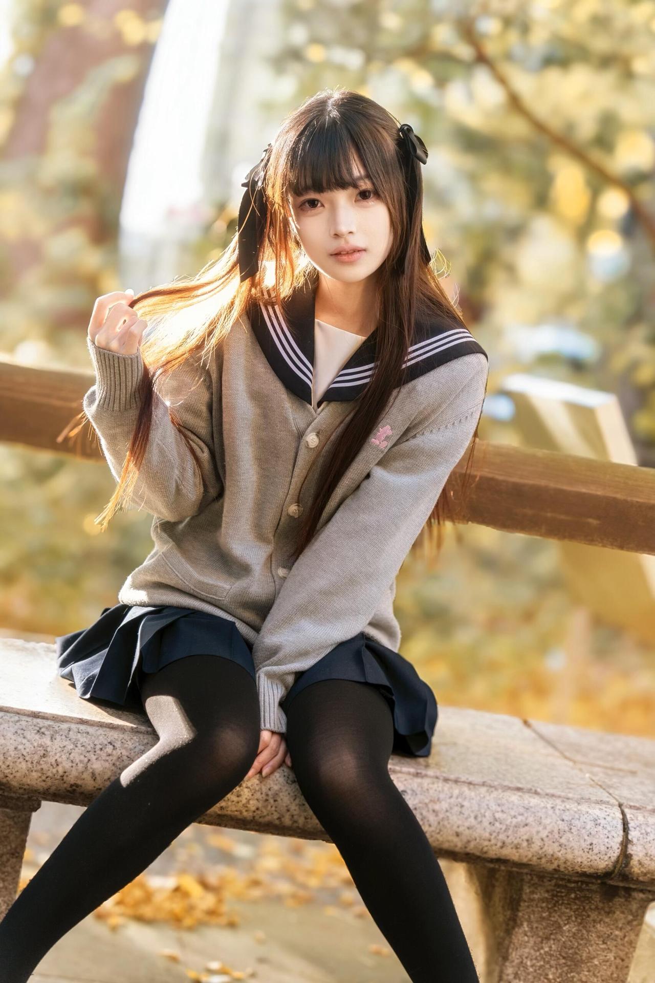 秋日校园少女，阳光洒落，温柔动人。