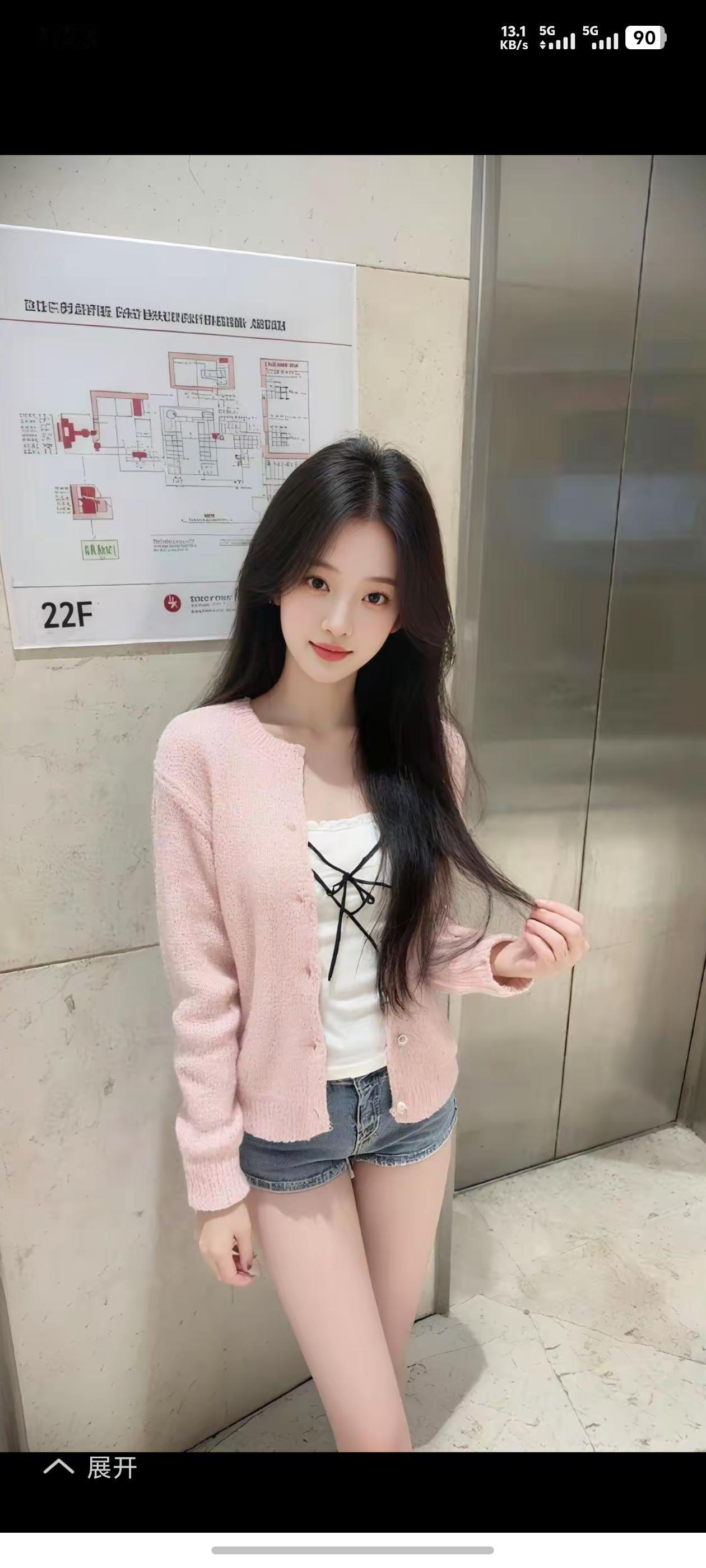 午后的电梯间，金属壁面映着暖光，我裹着粉色针织开衫靠在22楼的标识旁，指尖轻轻勾