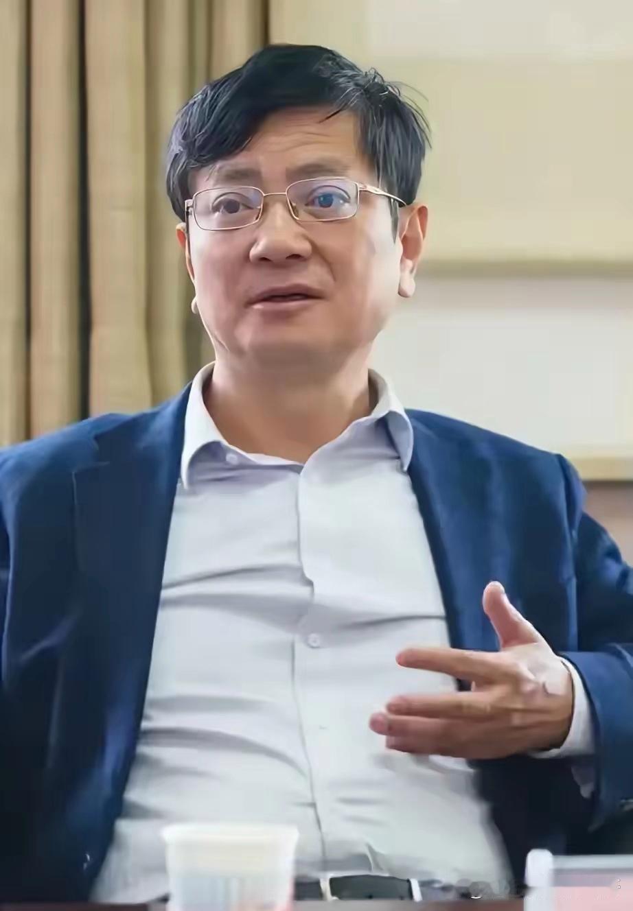 郑强教授到西部某大学参加校庆时，三天内无人接待，因为该大学的领导都在围着名校校长