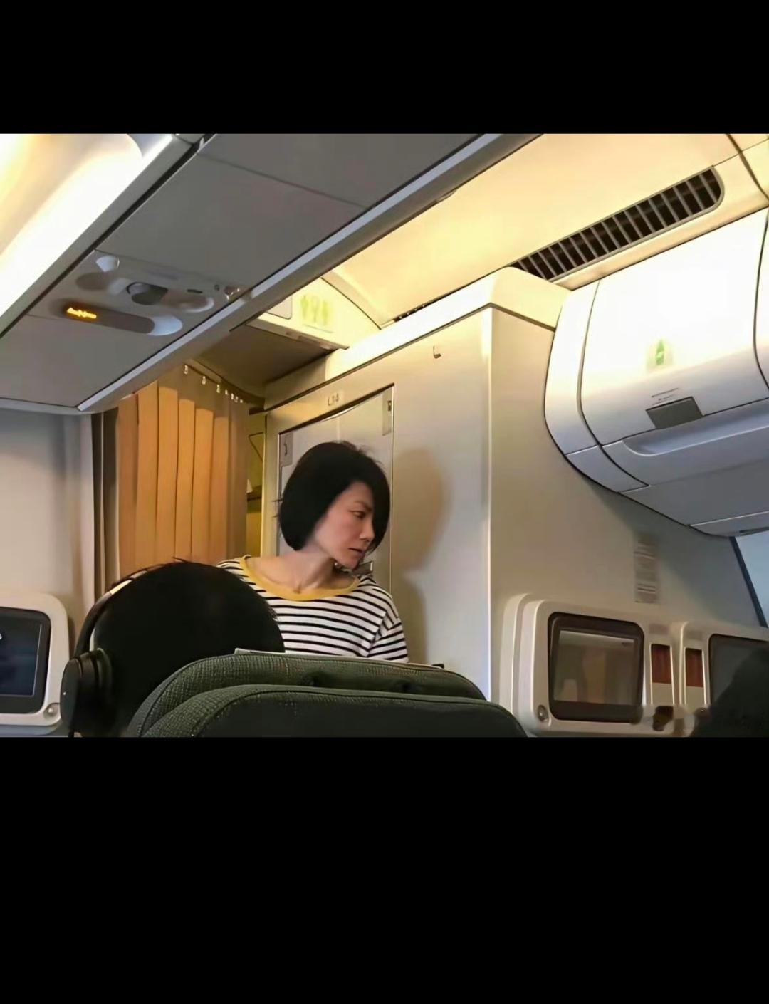 说实话明星也不容易，在飞机上面上个厕所出来都有人拍！人家十几年前说过自己最大的