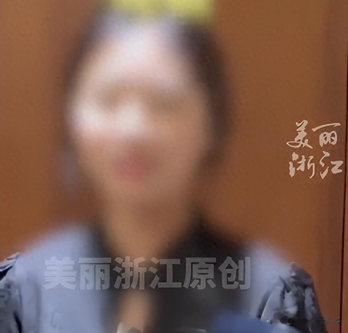 这个老板霸气！浙江绍兴，一家小饭馆里，女服务员被男顾客动手动脚，搂腰调侃。姑娘选