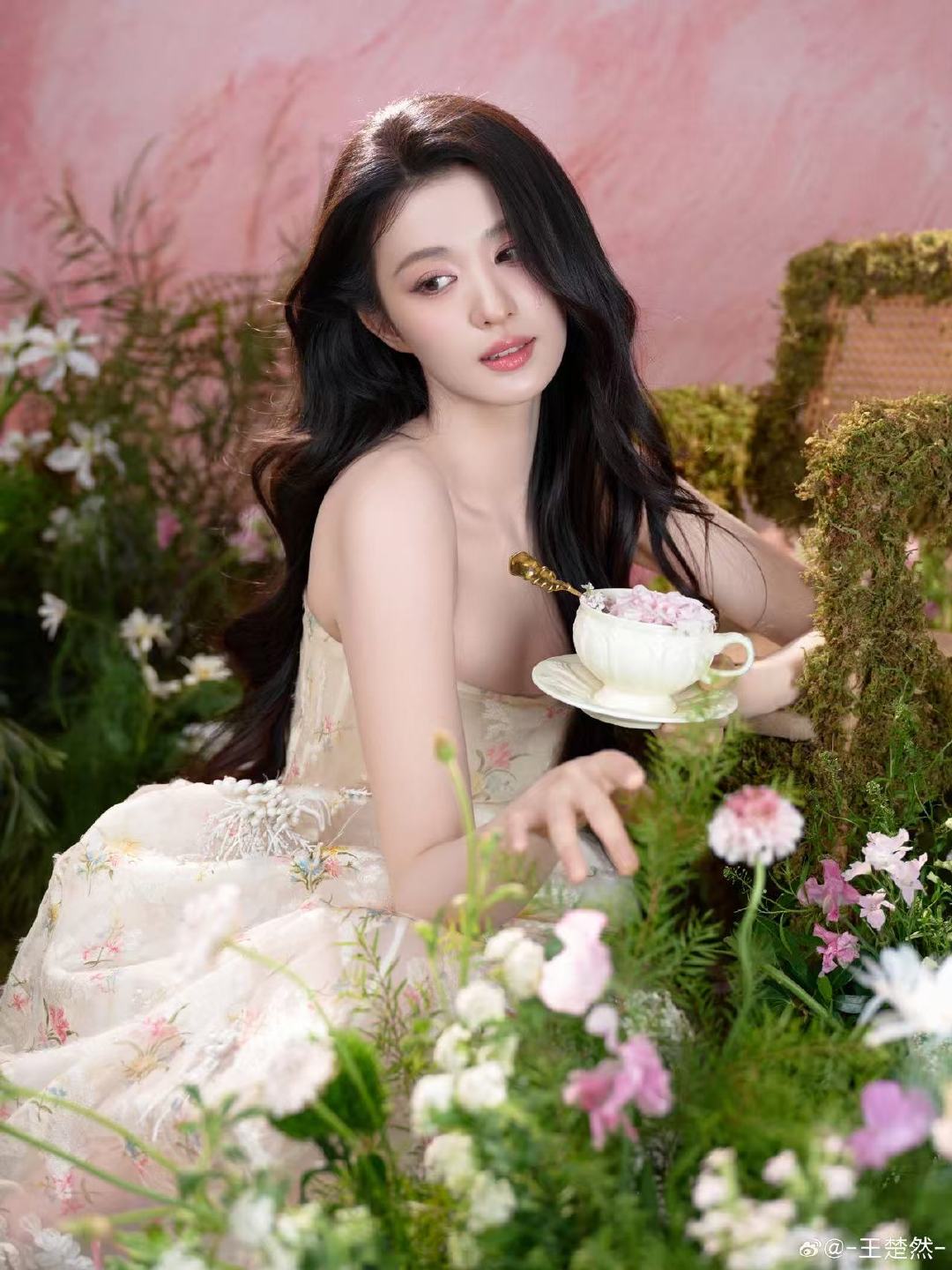 王楚然突然出现王楚然黄色碎花裙这个王楚然美成啥了王楚然