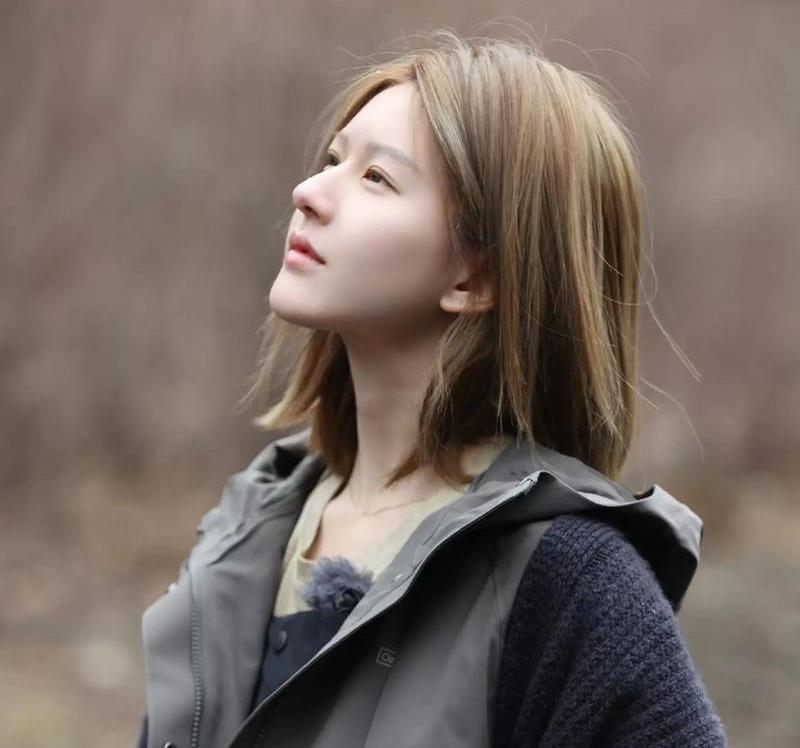 看赵露思直播带货，笑喷了。网友问她：你卖的鸡爪有脚气吗？她不气不恼，对着镜头