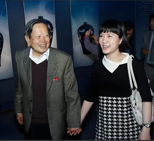 你敢信，杨振宁的大儿子直接跟人说：“翁帆压根不像我后妈，更像我爸的亲妹妹，对我爸
