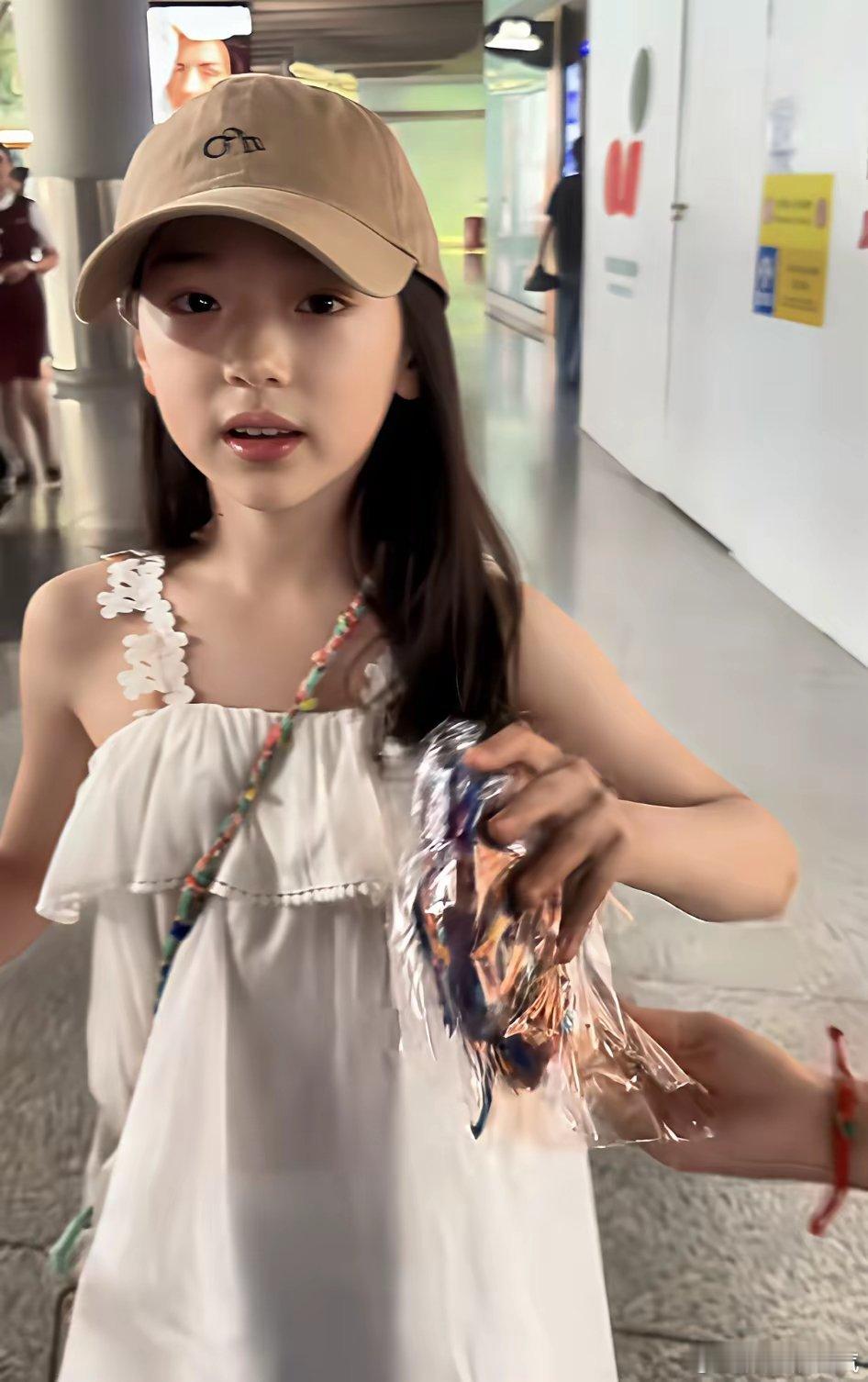 总算明白了，“由奢入俭难”。董璇年轻时算二线明星，她女儿一双鞋子都1198，但也