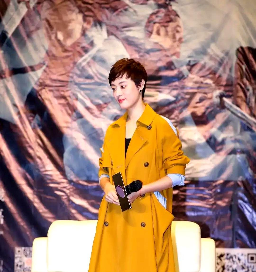 孙俪过年穿泥巴色风衣配破洞裤？你没看错——她脚踩亮黄高跟，头发短得像刚打完球的少