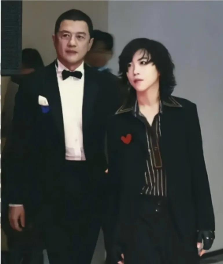 窦靖童帮李亚鹏解围还债，李亚鹏对继女没有白疼，真是患难见真情！这只能说王菲教育