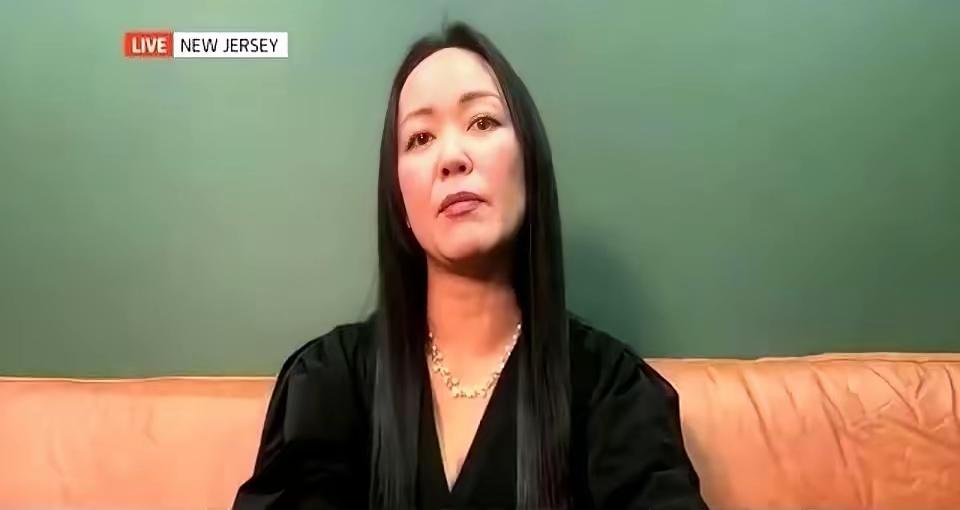 这事儿真有点看不懂了爱泼斯坦案里那个叫吴丽娜的亚裔女孩，21岁进去，出来时已经