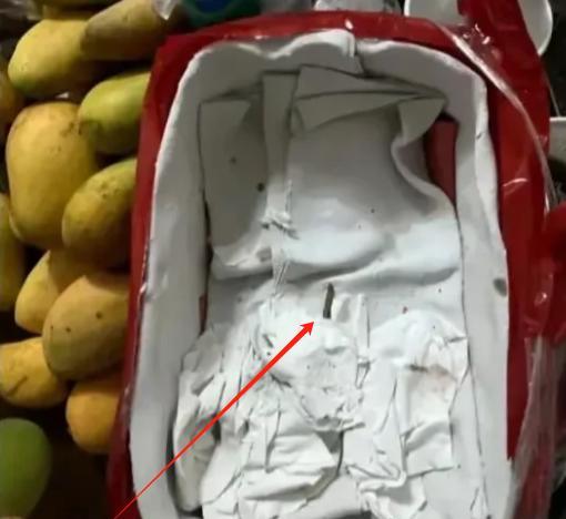 贵州贵阳，游客黄先生旅游时想买两箱水果带回家。在老乡推荐下，他去了当地一家大水果