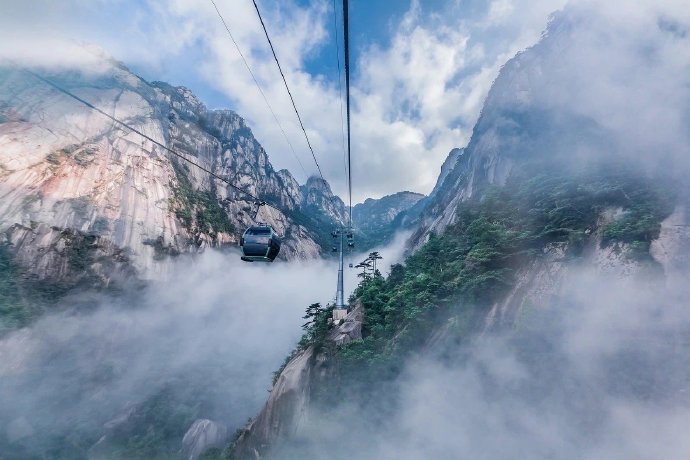 黄山，如轻纱般的云雾笼罩在山中，将本就如水墨画的黄山打造成了仙境般。