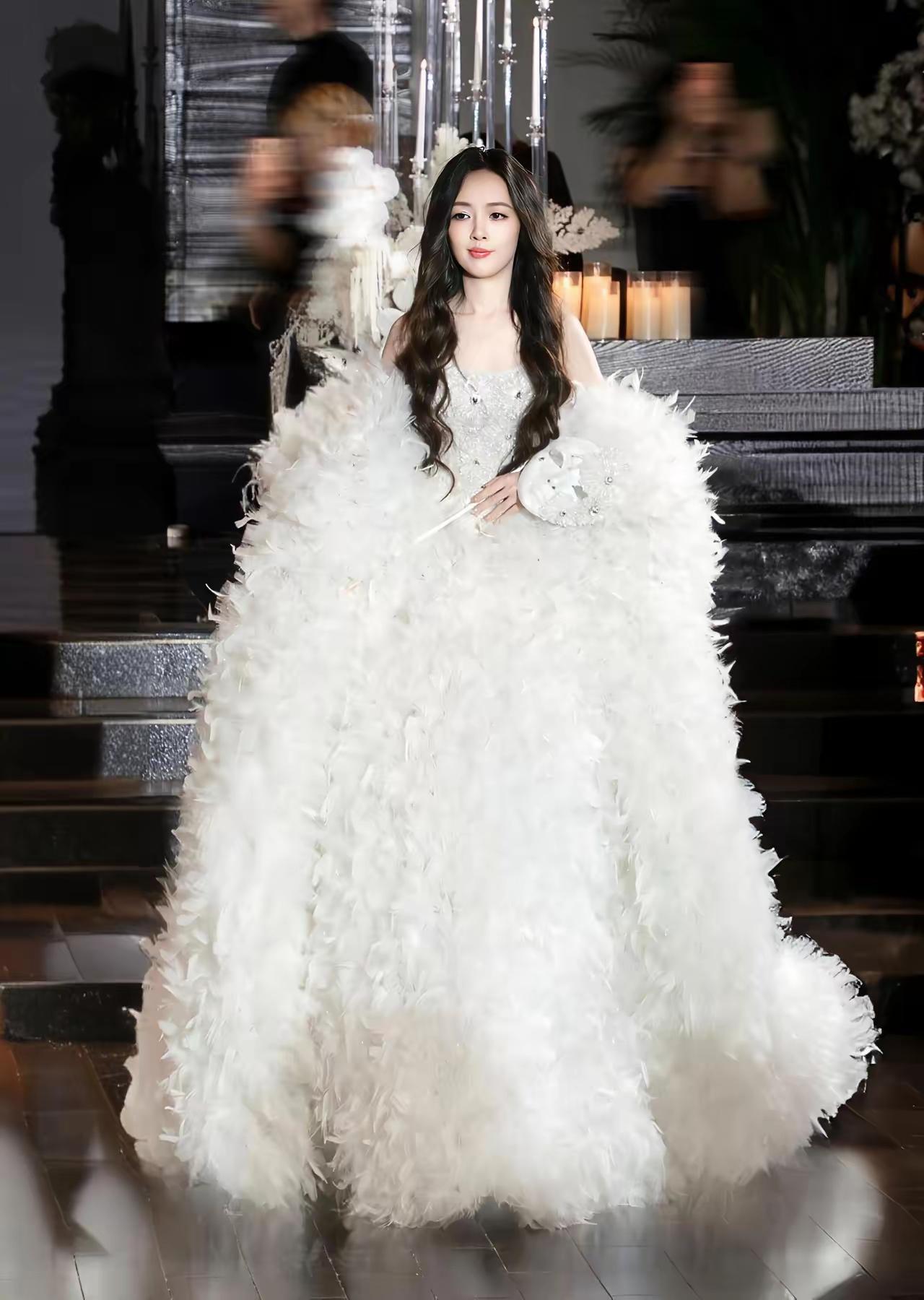 向佐懵了，向太懵了，连网友都看傻了——41岁的郭碧婷哪是豪门媳妇，分明是清醒搞