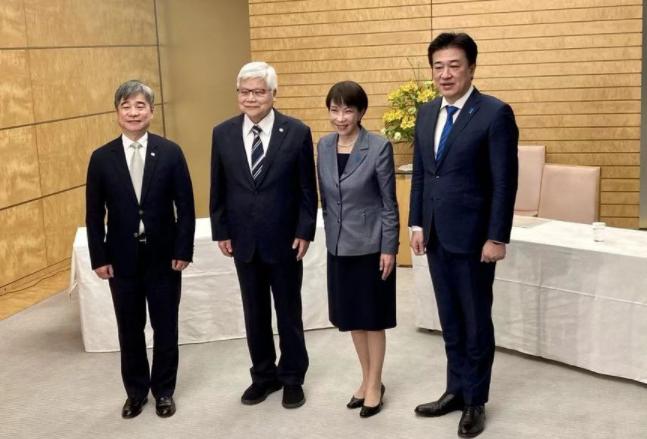 就在大选只剩最后三天的节骨眼上，高市早苗突然亮出了一张“底牌”，这一手玩得太绝了