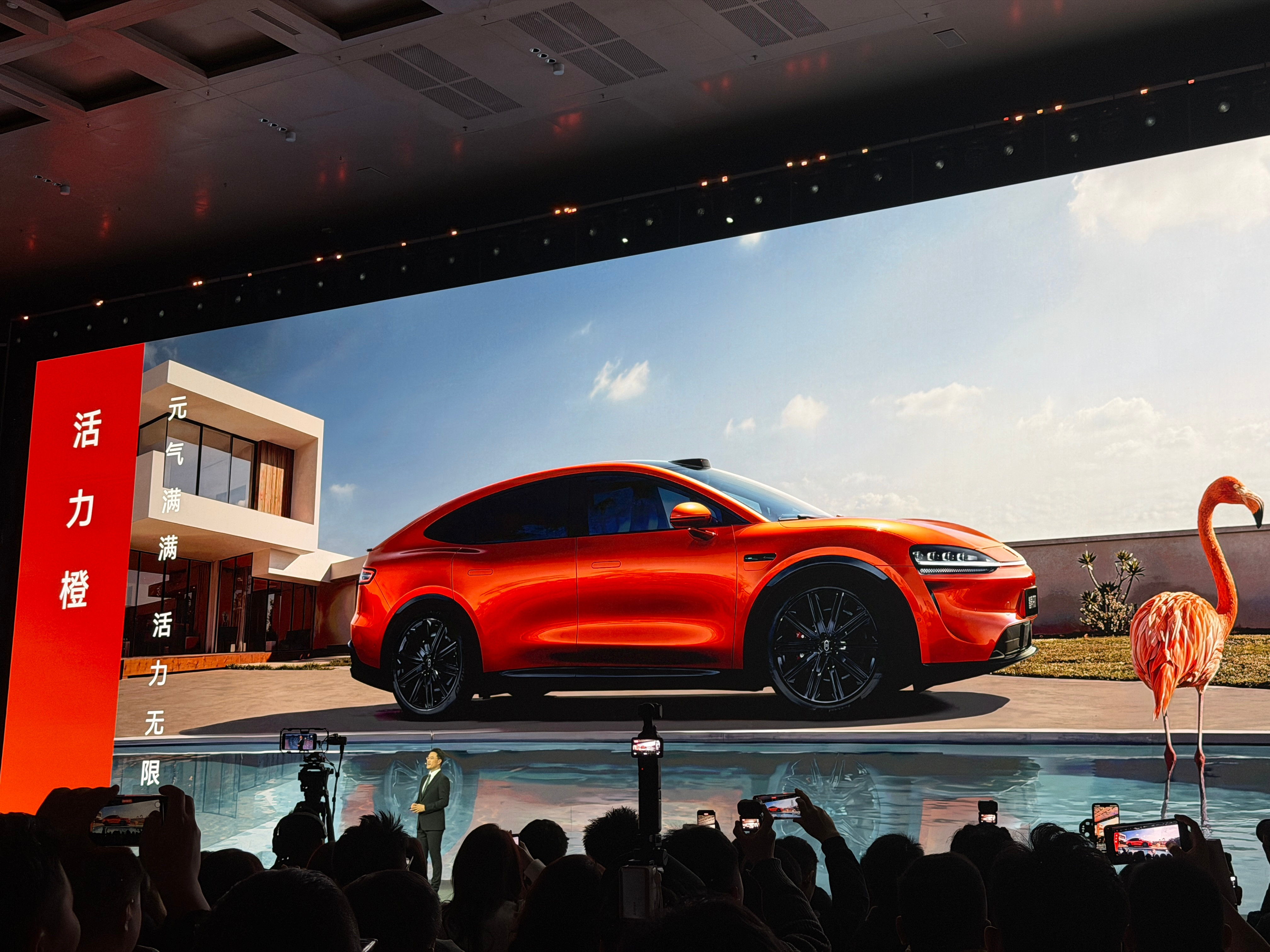 智界V9有实车展出了，会在四月下旬陆续到店现场看气势其实还是蛮足的总体走一个简约