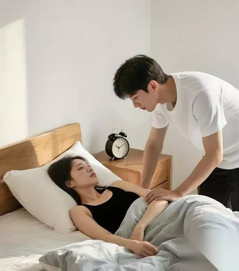 早上一睁眼就慌——我家那口子又凑过来了。六点的闹钟刚响，我正摸黑翻孩子的
