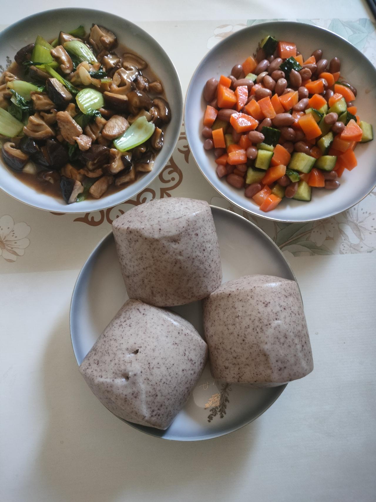 真心话茶局昨天晚上，我做的两个菜，配上黑米馒头，说实在话，我喜欢吃这样的饭菜，也