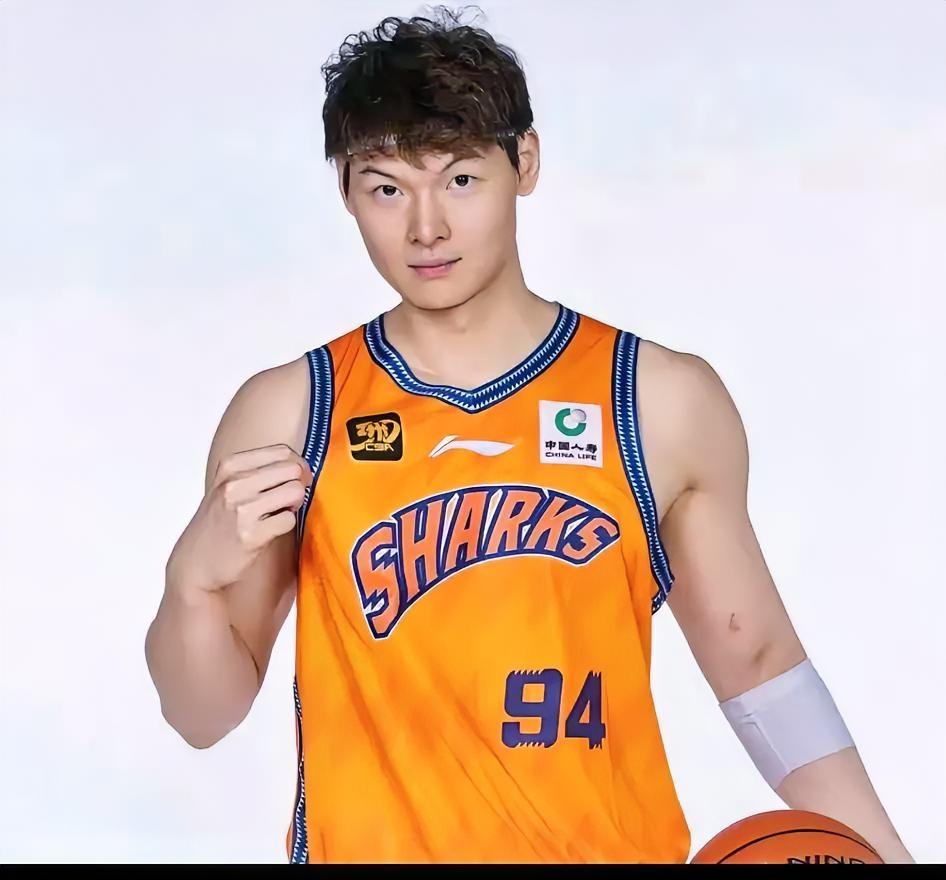 太强了！上海90-73轻取青岛，这3位球员是赢球功臣！1. 王哲林，上海内线的