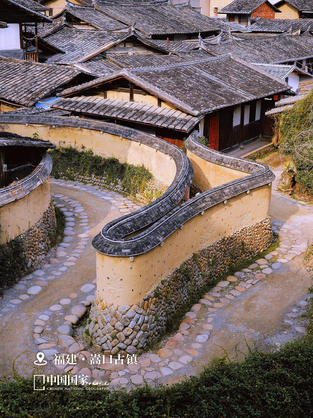 农耕文明留下的不只是田地，还有一种慢生活的底色。青石板、老房子、河道与小桥，这些