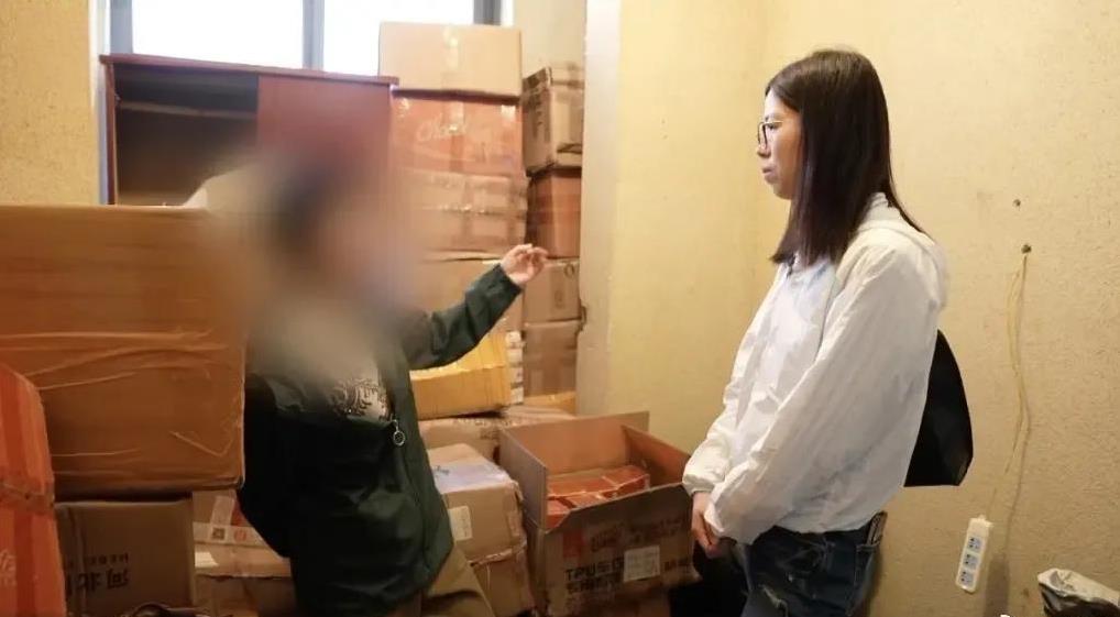 66岁老人买200万快递，自己都没地方住了还在买快递。看这段的时候，还以为是女